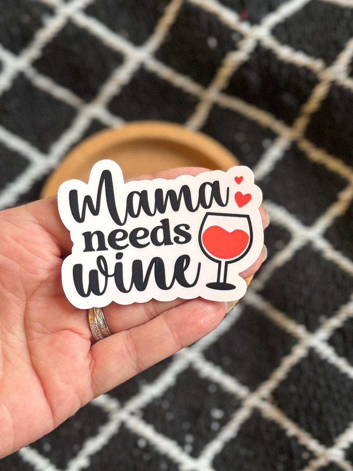 Mama Needs Wine – Laminoitu vinyylitarra 🍷❤️