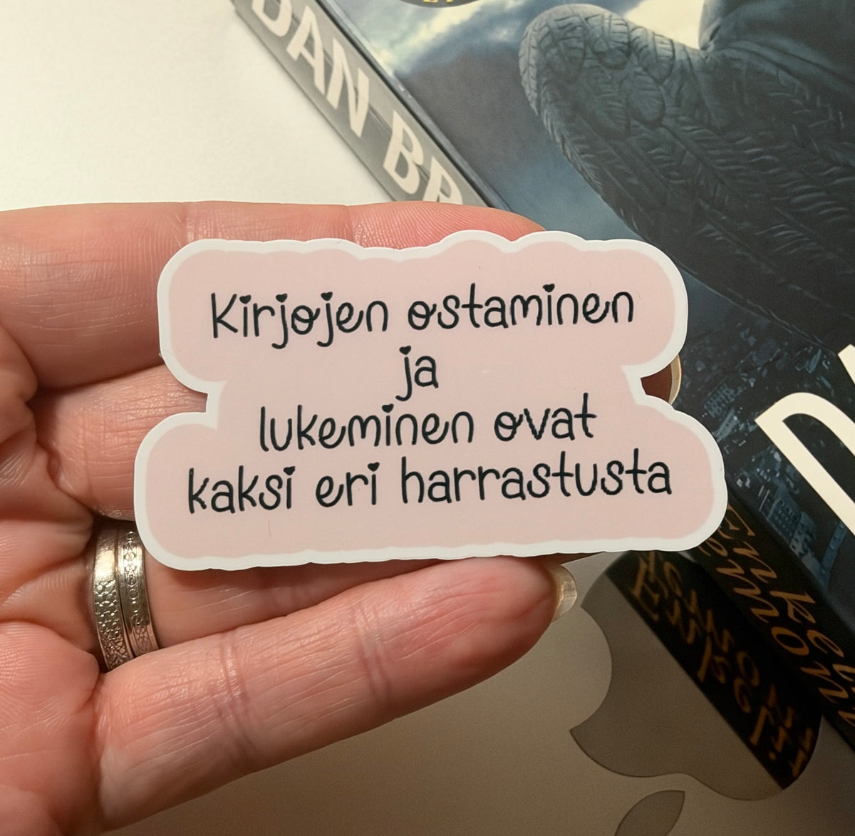 Kirjojen ostaminen ja lukeminen ovat kaksi eri harrastusta – vinyylitarra