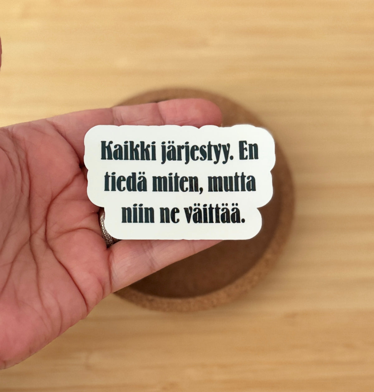Kaikki järjestyy. En tiedä miten, mutta niin ne väittää. – vinyylitarra | Aikuisuus™️