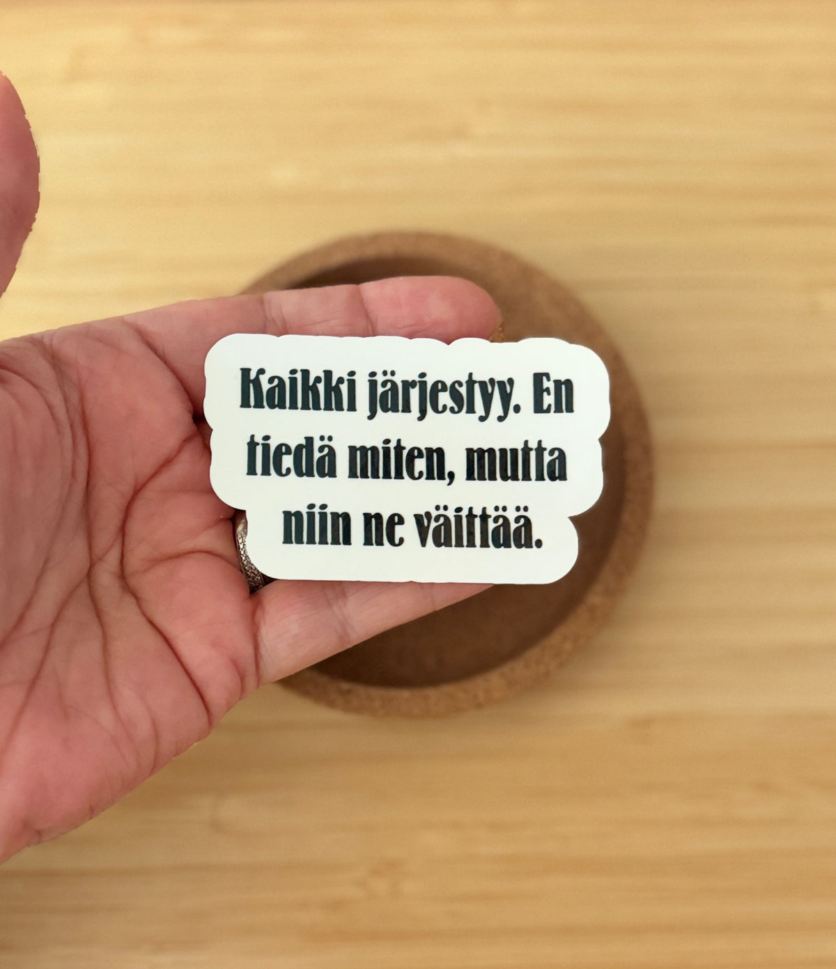 Kaikki järjestyy. En tiedä miten, mutta niin ne väittää. – vinyylitarra | Aikuisuus™️