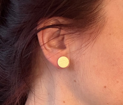 Hempeät keltaiset nappikorvakorut 💛