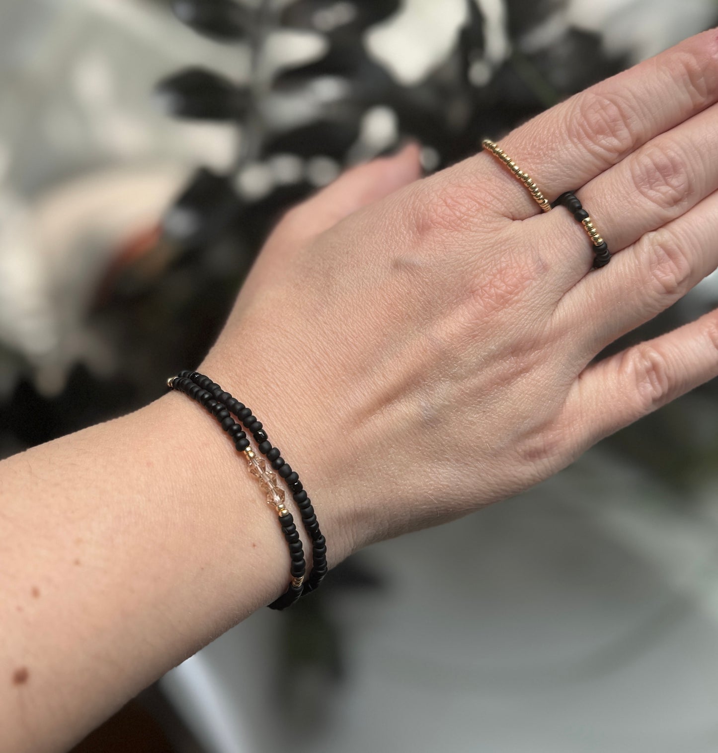 Minimal Black & Gold Stack – rannekoru- ja sormussetti (4 korua)