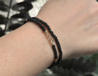 Minimal Black & Gold Stack – rannekoru- ja sormussetti (4 korua)