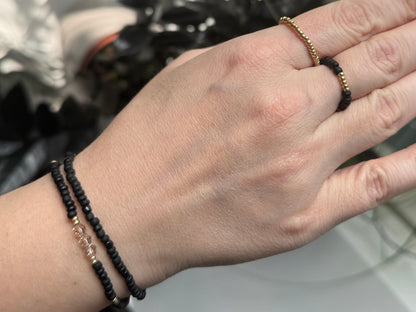 Minimal Black & Gold Stack – rannekoru- ja sormussetti (4 korua)