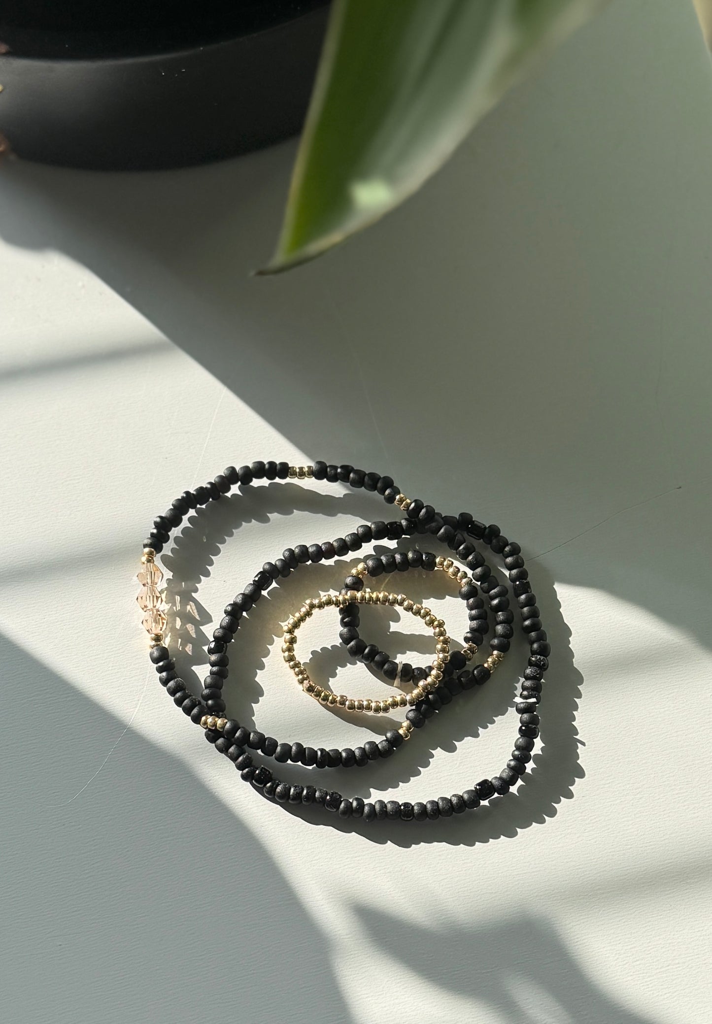 Minimal Black & Gold Stack – rannekoru- ja sormussetti (4 korua)
