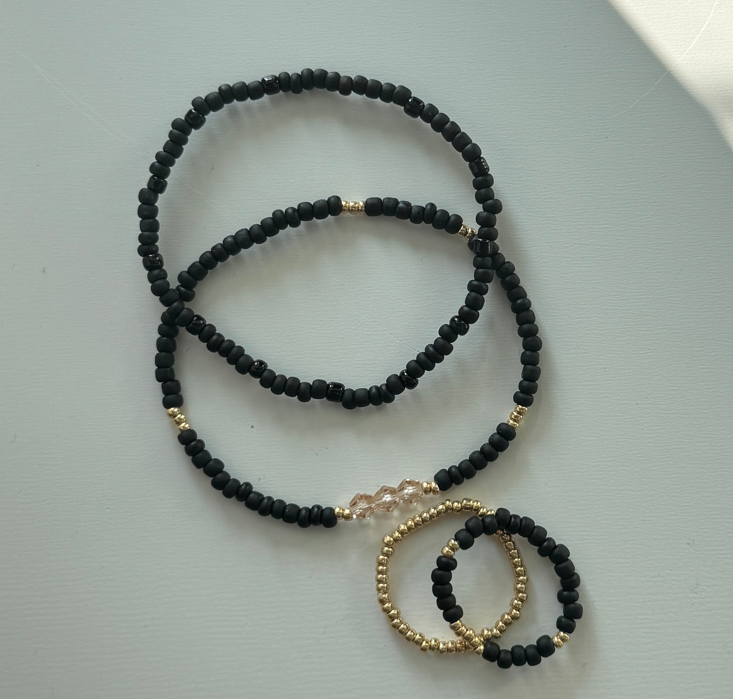 Minimal Black & Gold Stack – rannekoru- ja sormussetti (4 korua)
