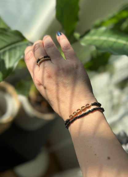 Smoky Gold Stack – käsintehty rannekoru- ja sormussetti (4 korua)