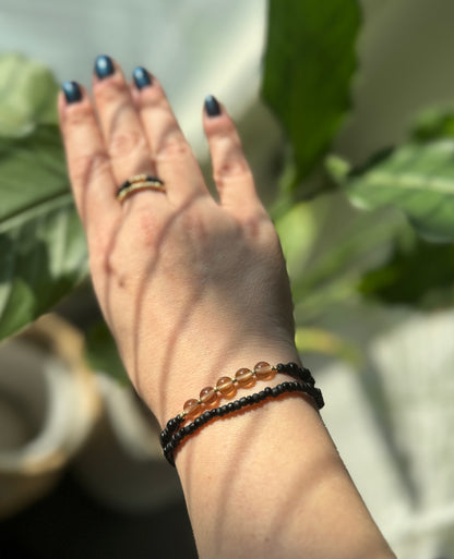 Smoky Gold Stack – käsintehty rannekoru- ja sormussetti (4 korua)