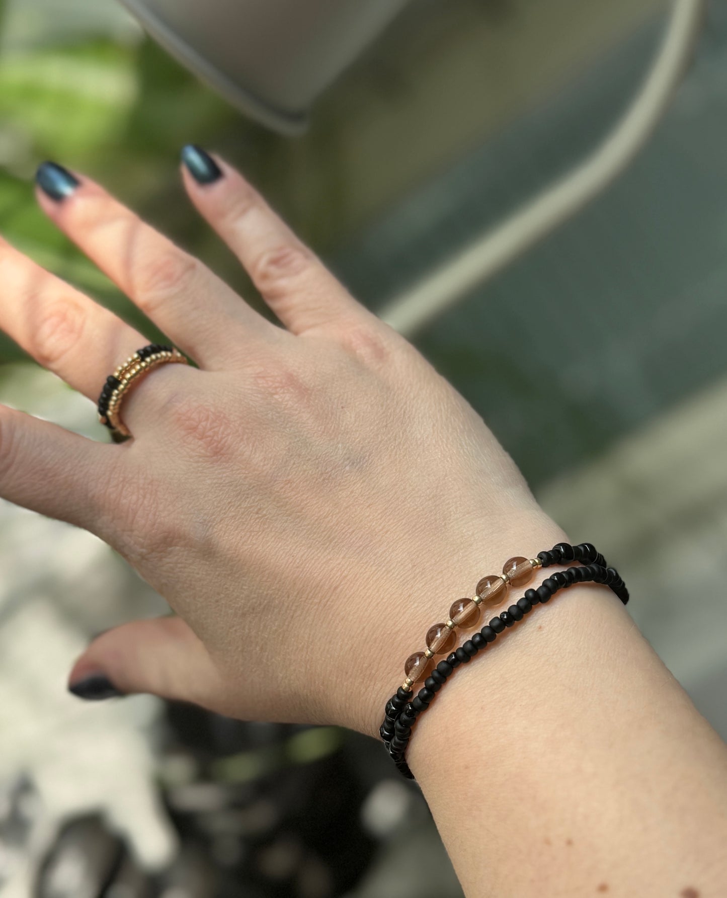 Smoky Gold Stack – käsintehty rannekoru- ja sormussetti (4 korua)