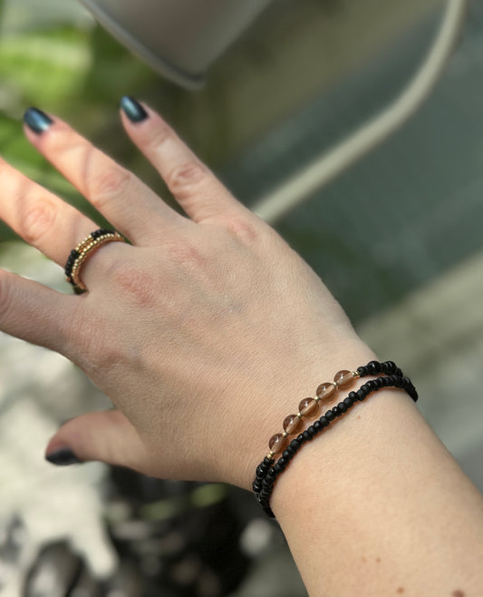Smoky Gold Stack – käsintehty rannekoru- ja sormussetti (4 korua)