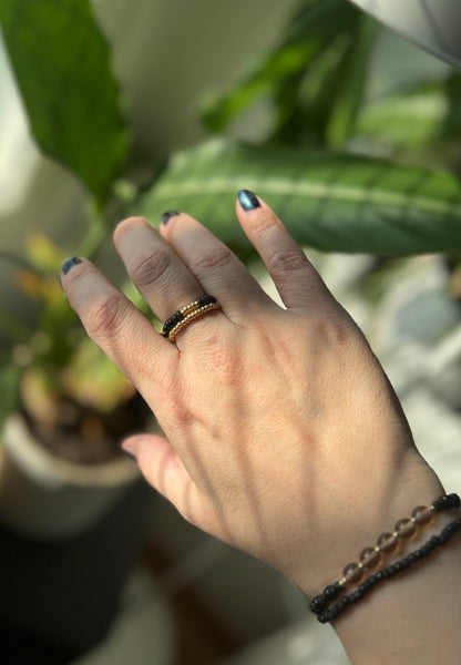 Smoky Gold Stack – käsintehty rannekoru- ja sormussetti (4 korua)