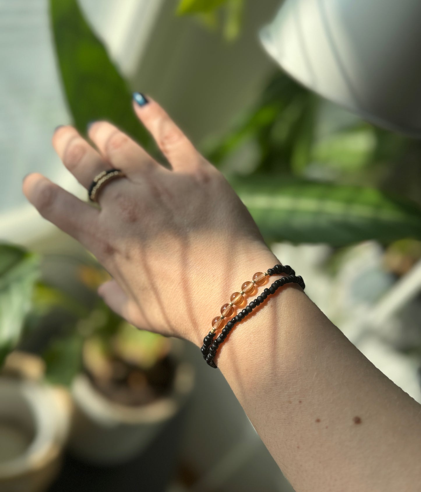 Smoky Gold Stack – käsintehty rannekoru- ja sormussetti (4 korua)