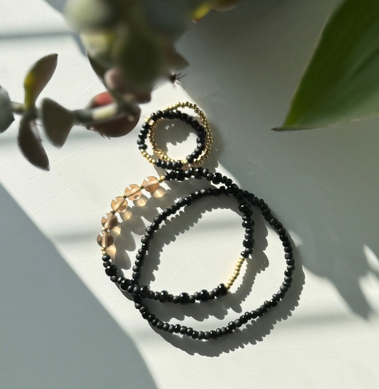 Smoky Gold Stack – käsintehty rannekoru- ja sormussetti (4 korua)