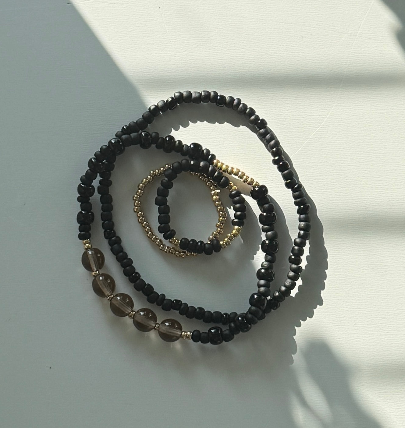 Smoky Gold Stack – käsintehty rannekoru- ja sormussetti (4 korua)