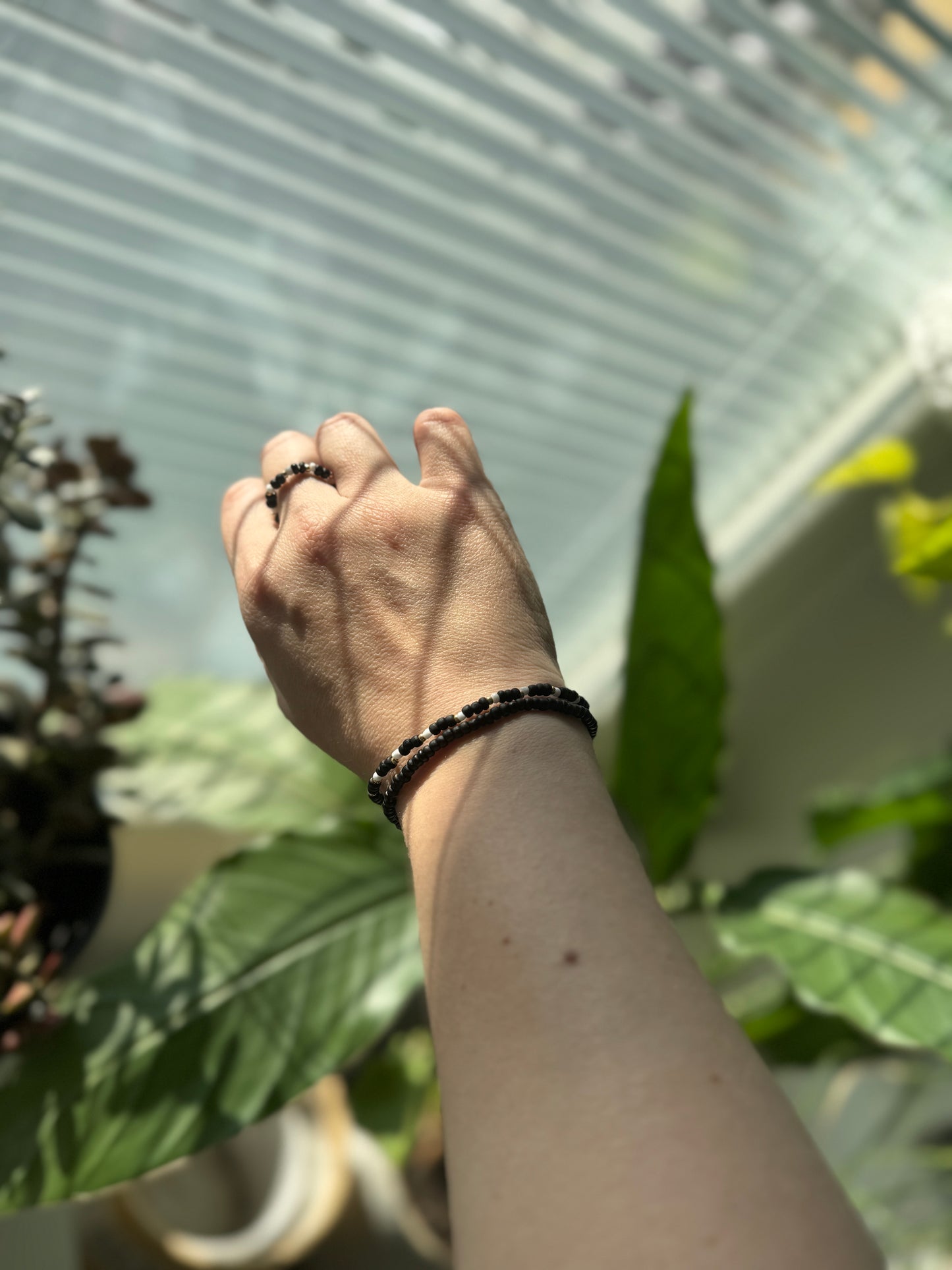 Minimal Black&White Stack – käsintehty rannekoru- ja sormussetti