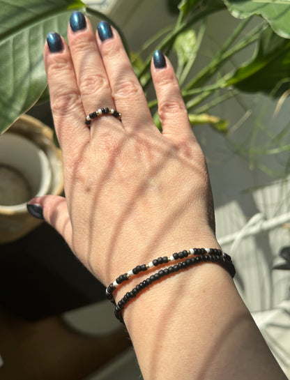Minimal Black&White Stack – käsintehty rannekoru- ja sormussetti