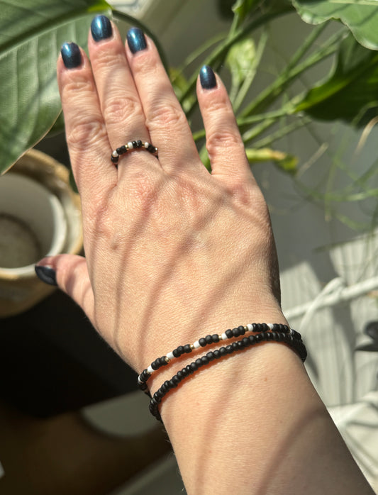 Minimal Black&White Stack – käsintehty rannekoru- ja sormussetti