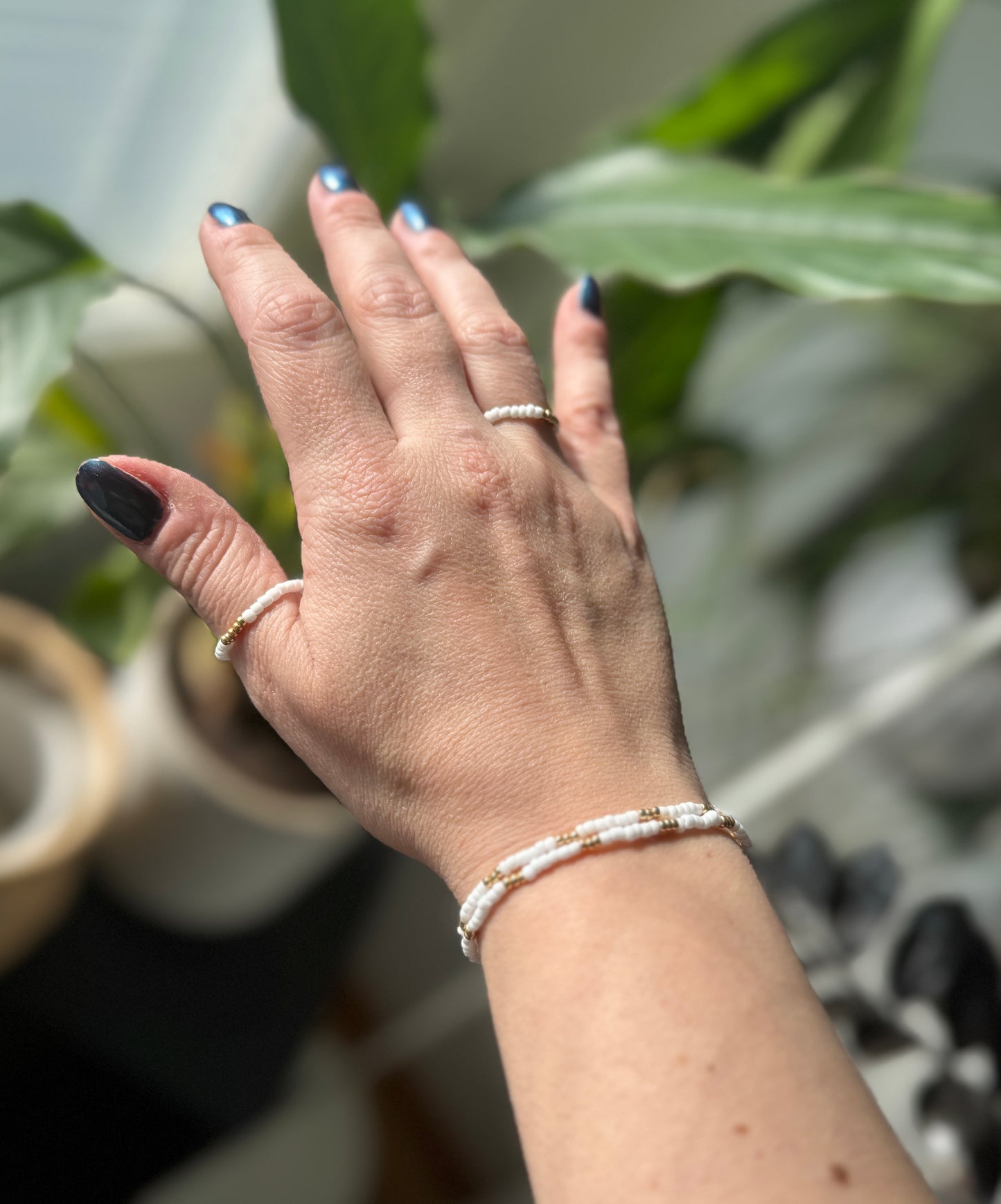 White & Gold Bead Set – 2 rannekorua + 2 sormusta | käsintehty korusetti