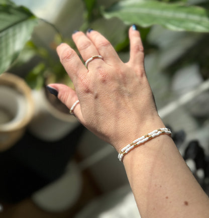 White & Gold Bead Set – 2 rannekorua + 2 sormusta | käsintehty korusetti