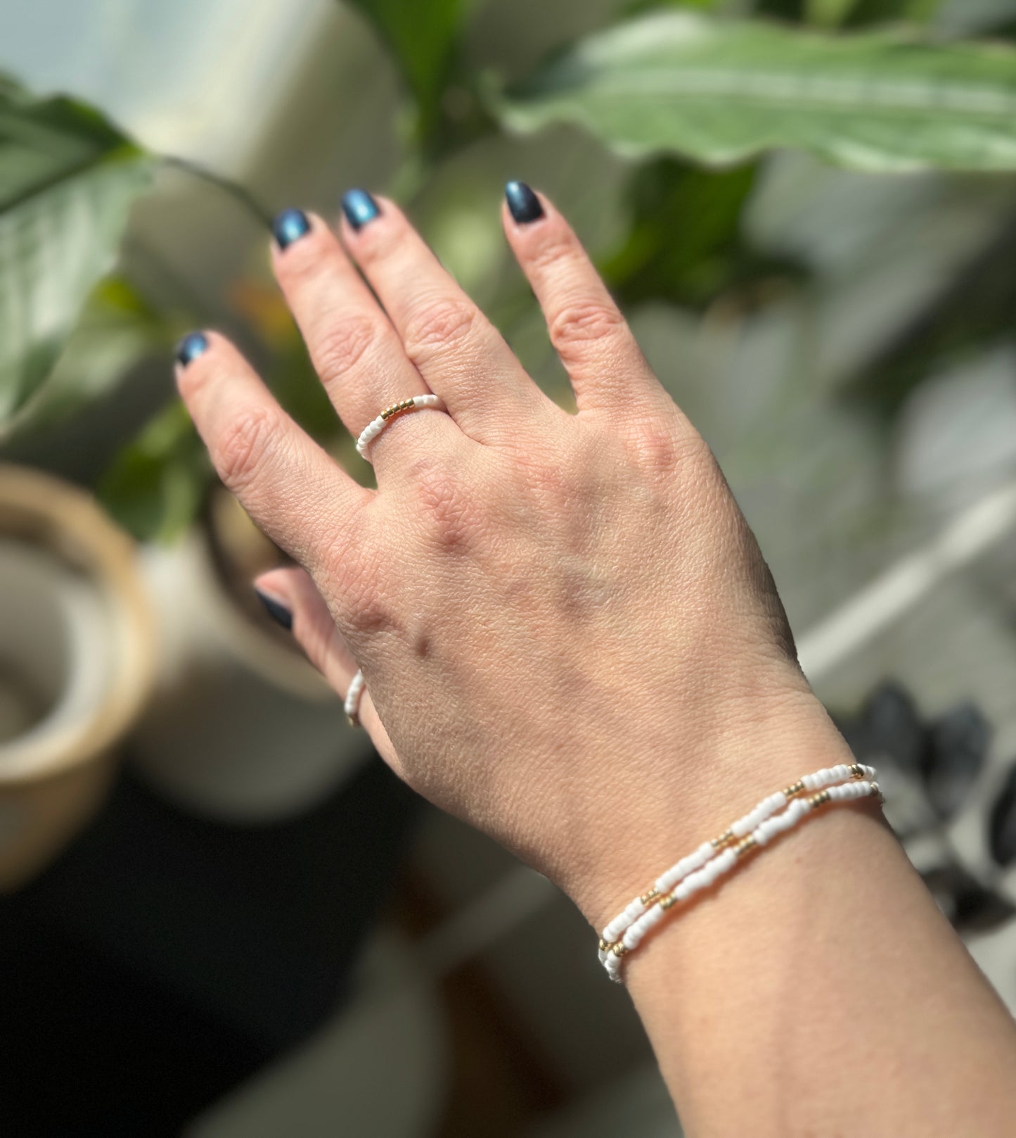 White & Gold Bead Set – 2 rannekorua + 2 sormusta | käsintehty korusetti