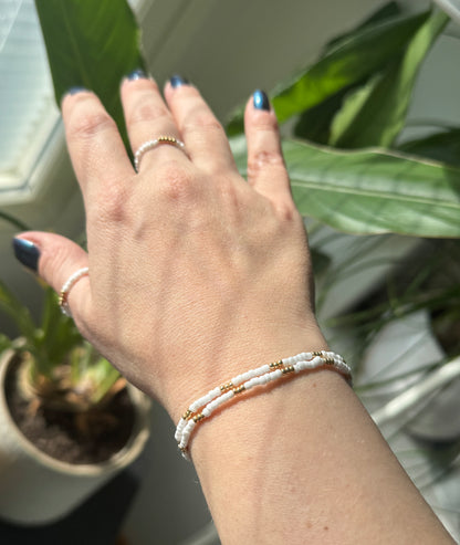 White & Gold Bead Set – 2 rannekorua + 2 sormusta | käsintehty korusetti