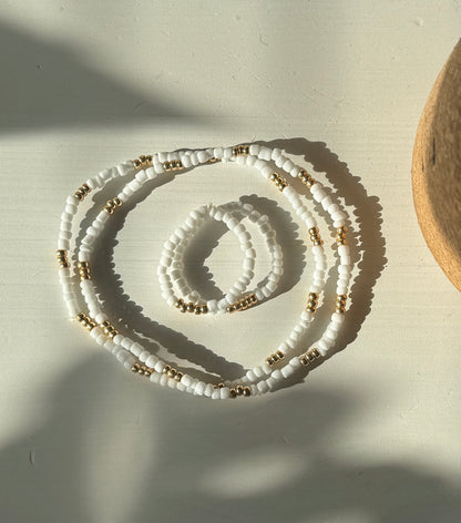 White & Gold Bead Set – 2 rannekorua + 2 sormusta | käsintehty korusetti
