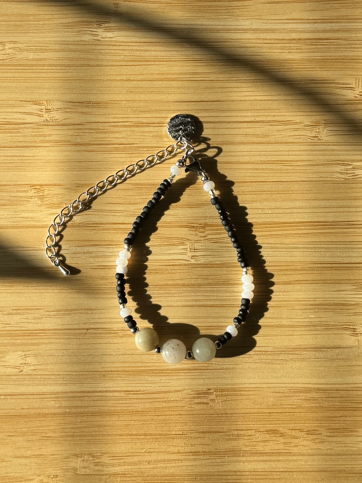 Black & Jade Bracelet – käsintehty lukollinen rannekoru luonnonkivillä 💚
