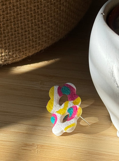 Värikkäät kukka nappikorvakorut – retro kesäkoru