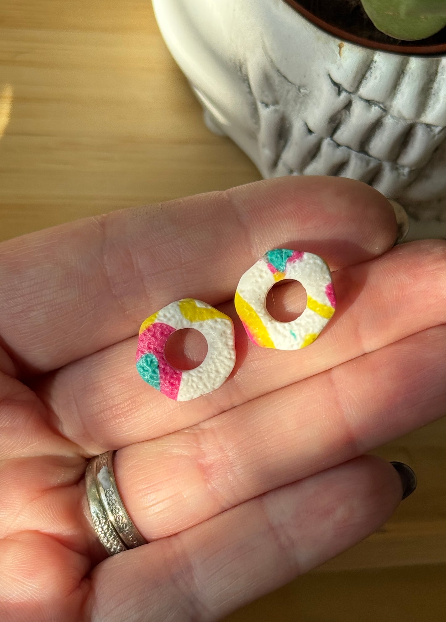 Värikkäät nappikorvakorut – retro kesäkorut