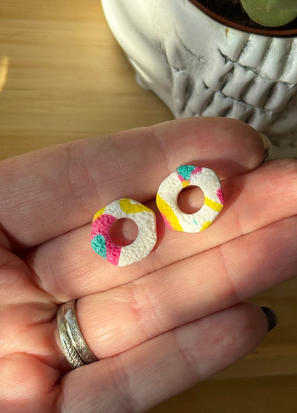 Värikkäät nappikorvakorut – retro kesäkorut