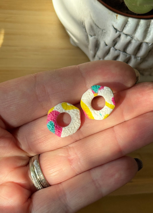Värikkäät nappikorvakorut – retro kesäkorut
