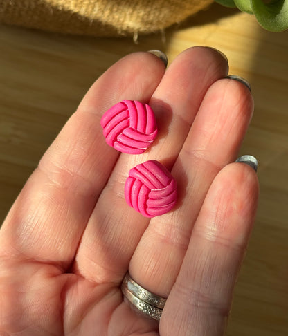 Pinkit nappikorvakorut – käsintehdyt korut