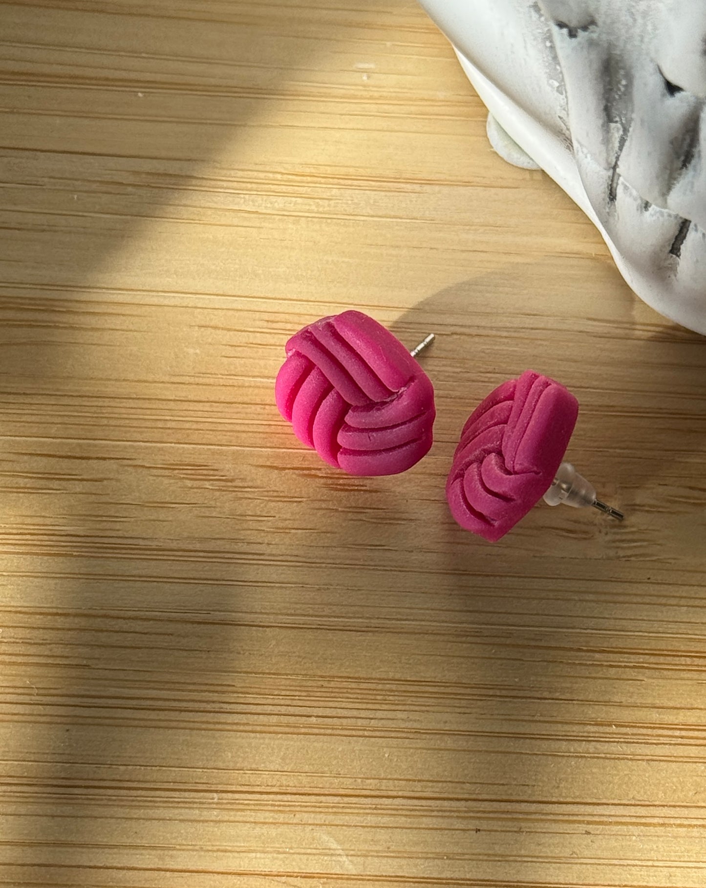 Pinkit nappikorvakorut – käsintehdyt korut
