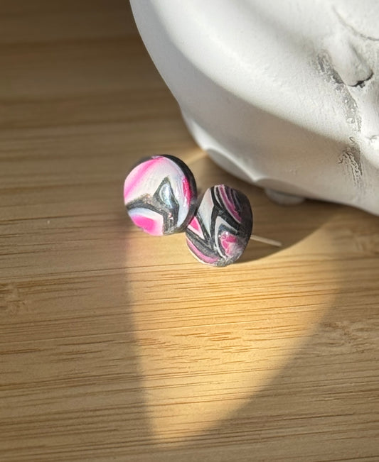 Marmoroidut nappikorvakorut – musta pinkki korut