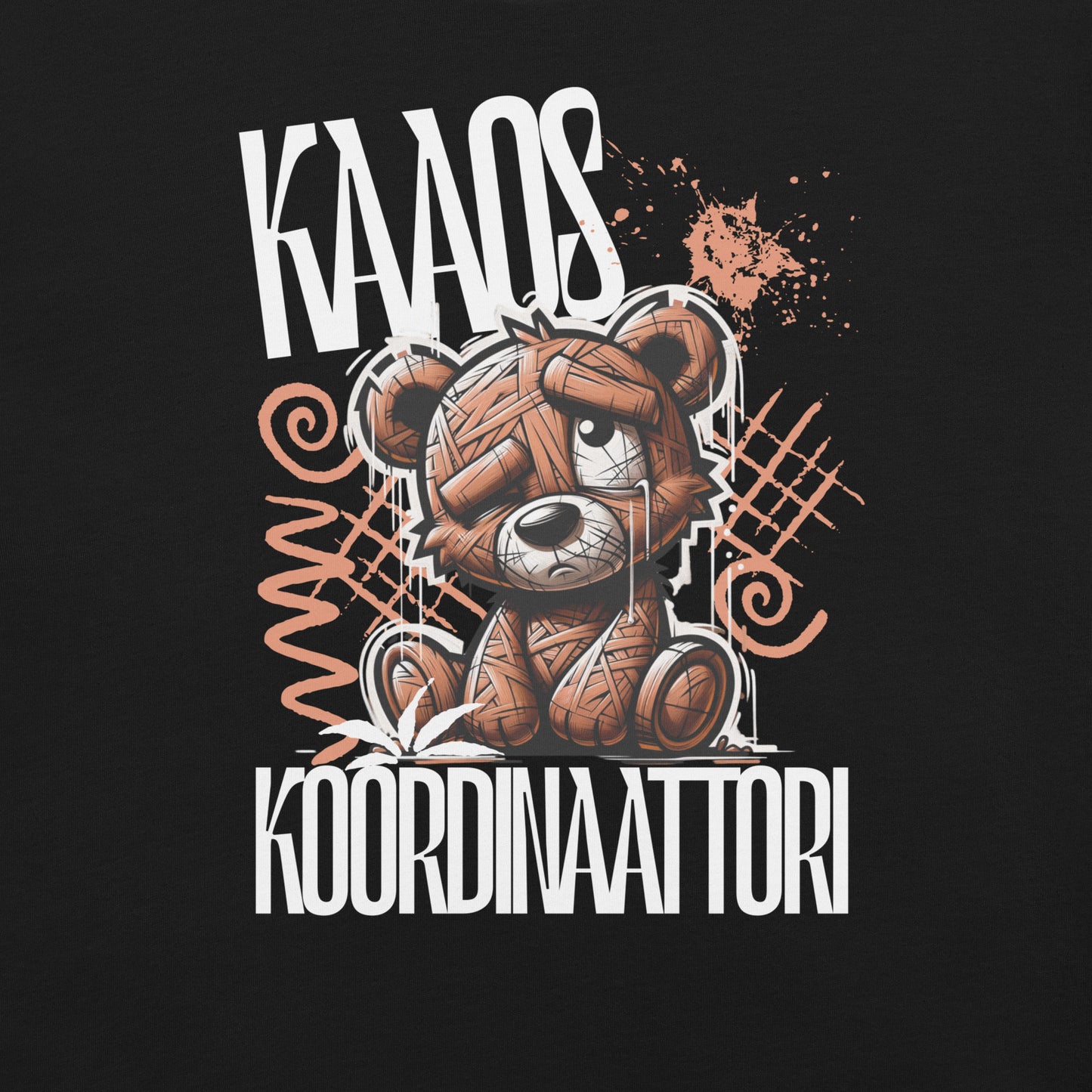 T-paidan painatus lähikuvassa: Kaaoskoordinaattori-teksti, musta puuvillakangas