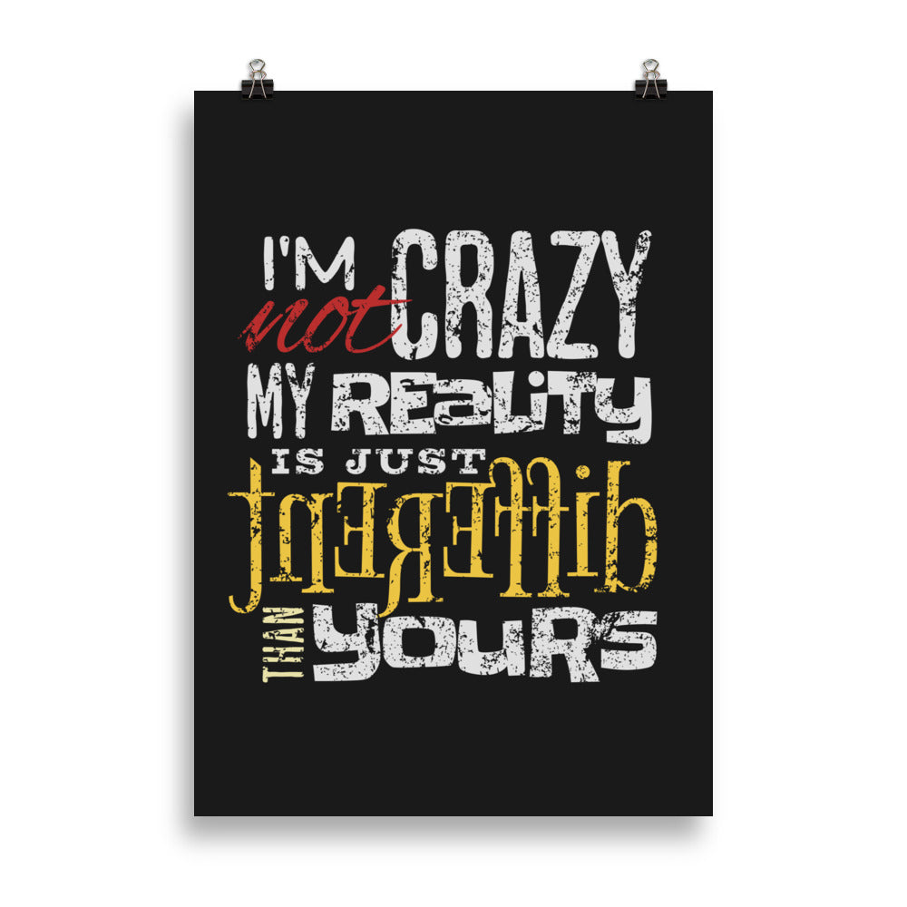Juliste tekstillä “I’m not crazy, my reality is just different than yours”
Sarkastinen typografinen juliste – käänteinen todellisuus taiteena
Mustapohjainen juliste erilaiselle ajattelulle – saatavilla kolmessa koossa