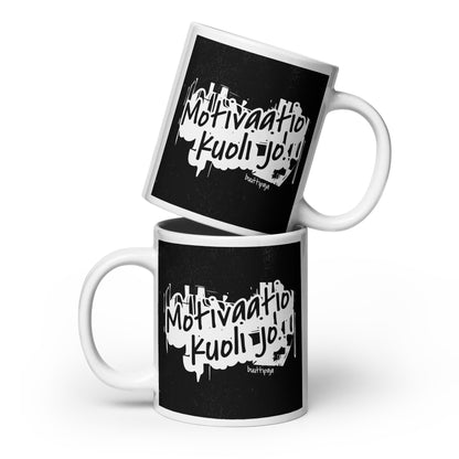 Grunge kahvimuki tekstillä “Motivaatio kuoli jo” – täydellinen väsymyksen ilmentymä
Sarkastinen muki 11oz ja 20oz – kun kahvi ei valehtele
Motivaatioton kahvimuki grunge-tyylillä – mikroon ja tiskikoneeseen sopiva