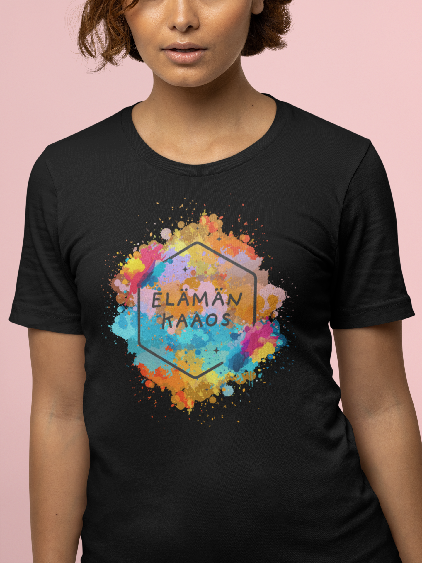 T-paita värikkäällä Elämän kaaos -printillä – tunne ja väri kohtaavat