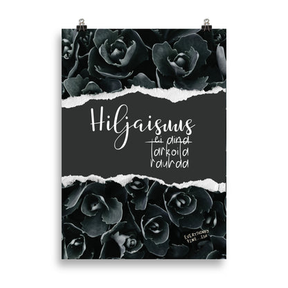 Hiljaisuus juliste: tumma kukkatausta ja sarkastinen teksti. Tumma emerald green poster