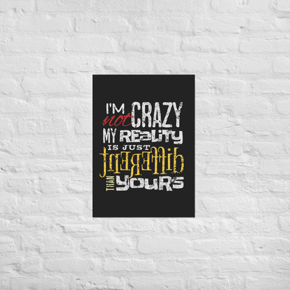 Juliste tekstillä “I’m not crazy, my reality is just different than yours”
Sarkastinen typografinen juliste – käänteinen todellisuus taiteena
Mustapohjainen juliste erilaiselle ajattelulle – saatavilla kolmessa koossa