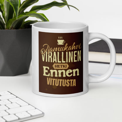 Kahvimuki tekstillä “Aamukahvi – virallinen hetki ennen vitutusta”
Ironinen suomenkielinen muki 3,3dl ja 5,9dl – sarkasmia aamuihin
Sarkastinen kahvimuki – viimeinen hetki ennen kaaosta