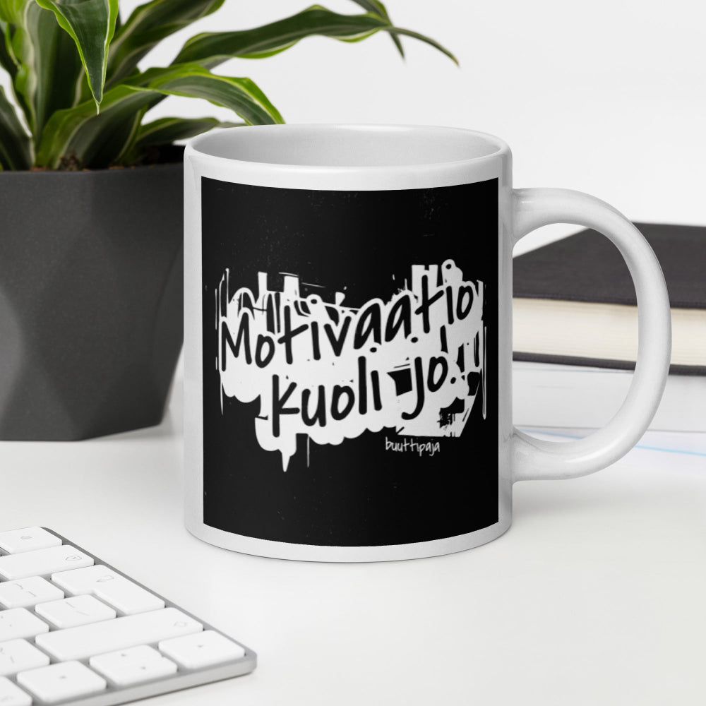 Grunge kahvimuki tekstillä “Motivaatio kuoli jo” – täydellinen väsymyksen ilmentymä
Sarkastinen muki 11oz ja 20oz – kun kahvi ei valehtele
Motivaatioton kahvimuki grunge-tyylillä – mikroon ja tiskikoneeseen sopiva