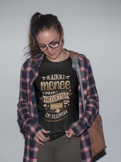 T‑paita “Kaikki menee päin helvettiä mut kahvi on kuumaa” 100 % puuvillaa harmaa sävy (luovutettu).
Ruskea sävy (hiipunut toivo) t‑paita, ironinen teksti ja 100 % puuvillaa.
Tummansininen sävy (sisäinen huuto) ja musta (passiivinen aggressio) t‑paita samalla sanomalla.