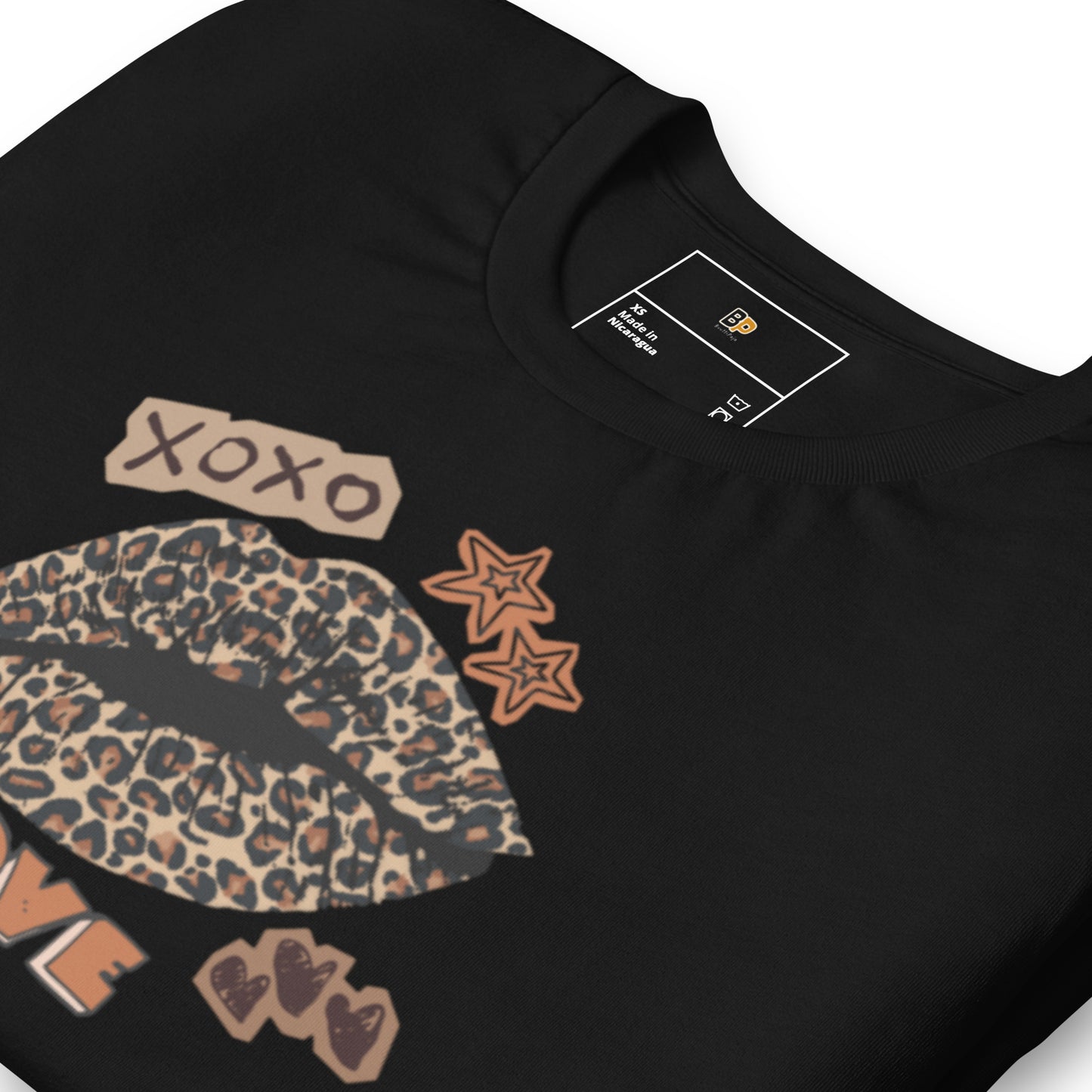 Leopardi huulet t-paita – “XOXO Love” printti | musta puuvillapaita