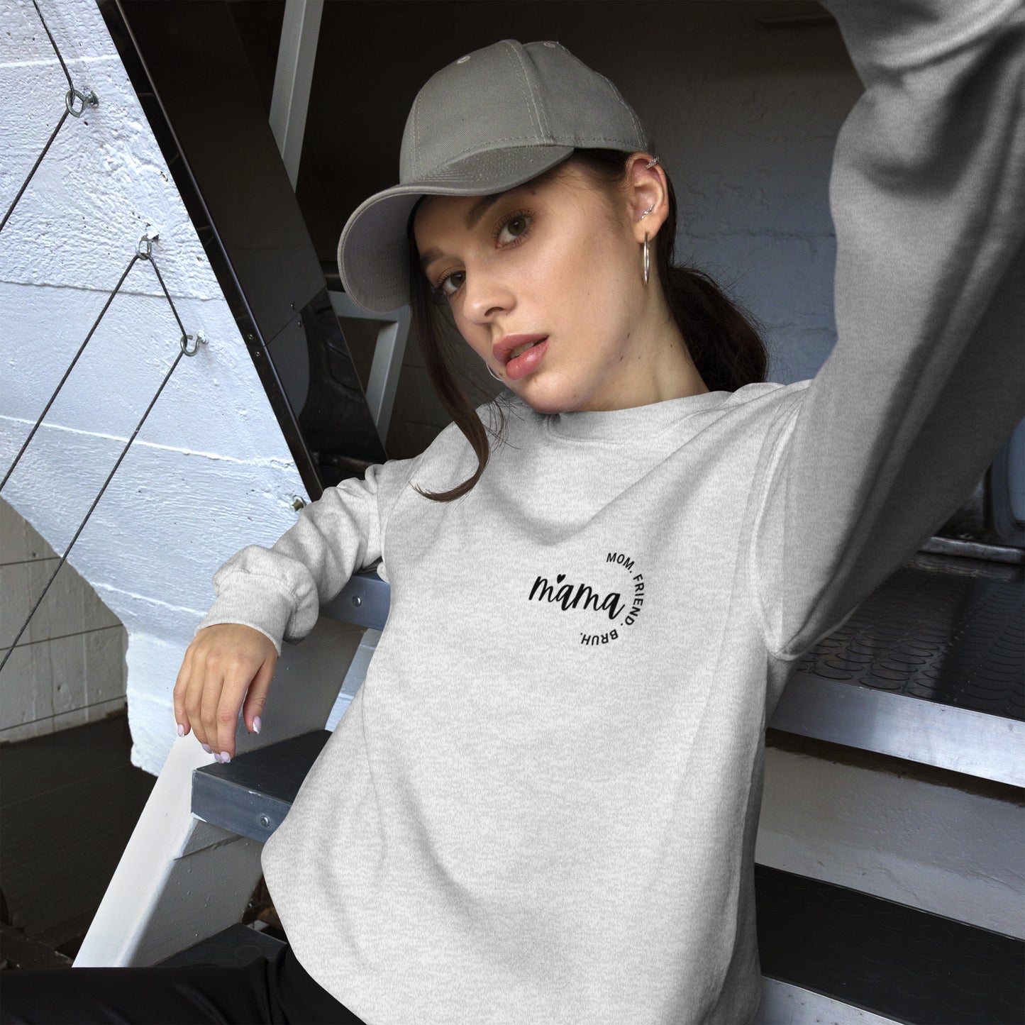 Mama. Mom. Friend. Bruh. – Collegepaita äideille | Humoristinen unisex sweatshirt