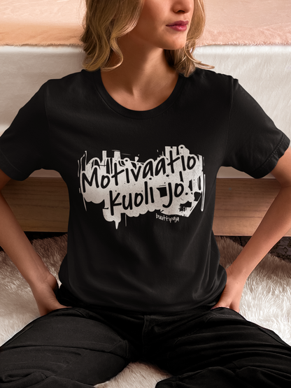 Motivaatio kuoli jo -t-paita grunge-tyylillä ja mustalla pohjalla
Unisex ironinen paita viininpunaisena – kun mikään ei enää sytytä
Motivaatio kuoli jo -teksti ruskealla paidalla – burnout pukeutumisena