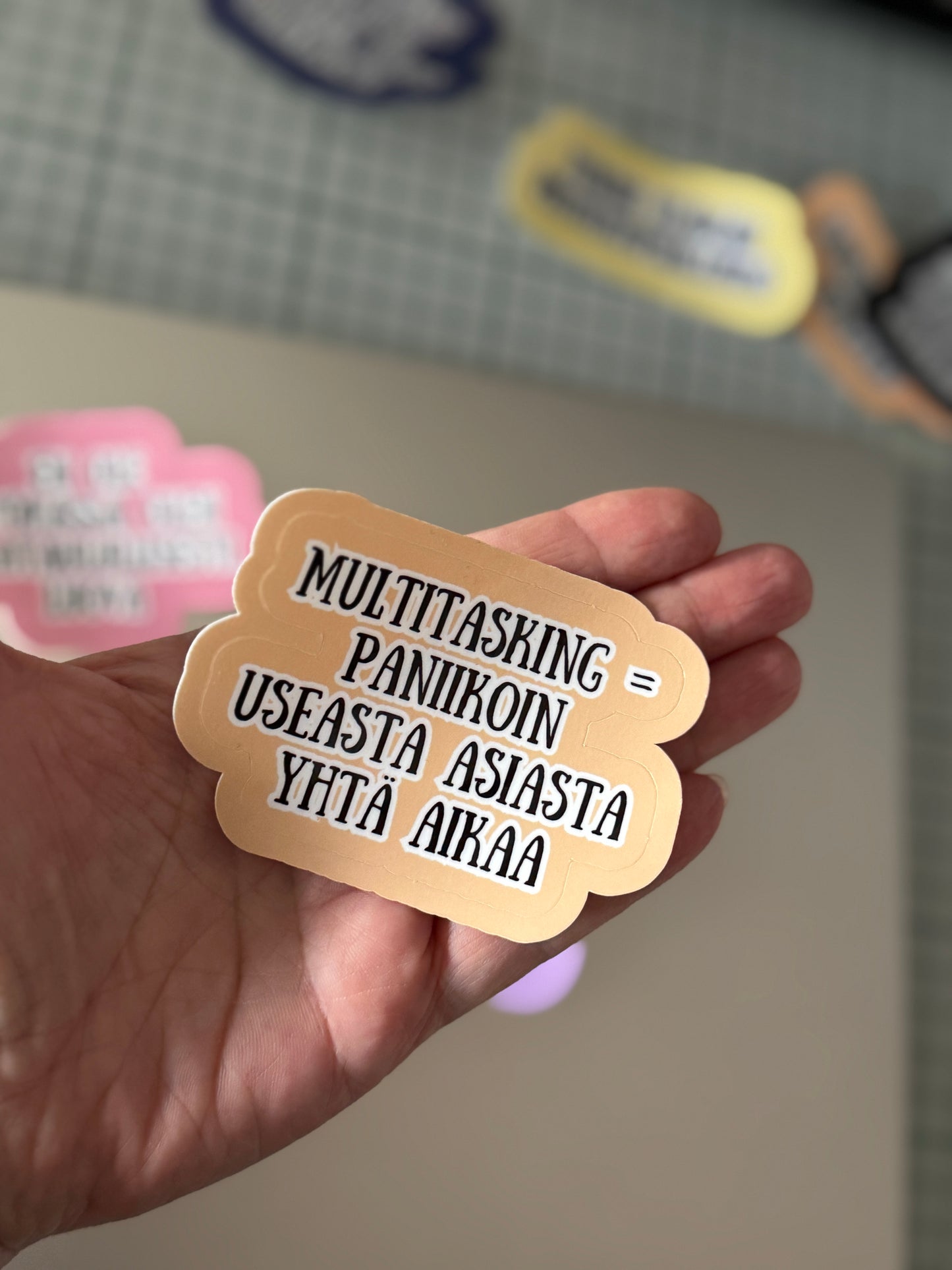 Kestävä ja humoristinen vinyylitarra aikuisille tekstillä Multitasking = Panikoin useasta asiasta yhtä aikaa 