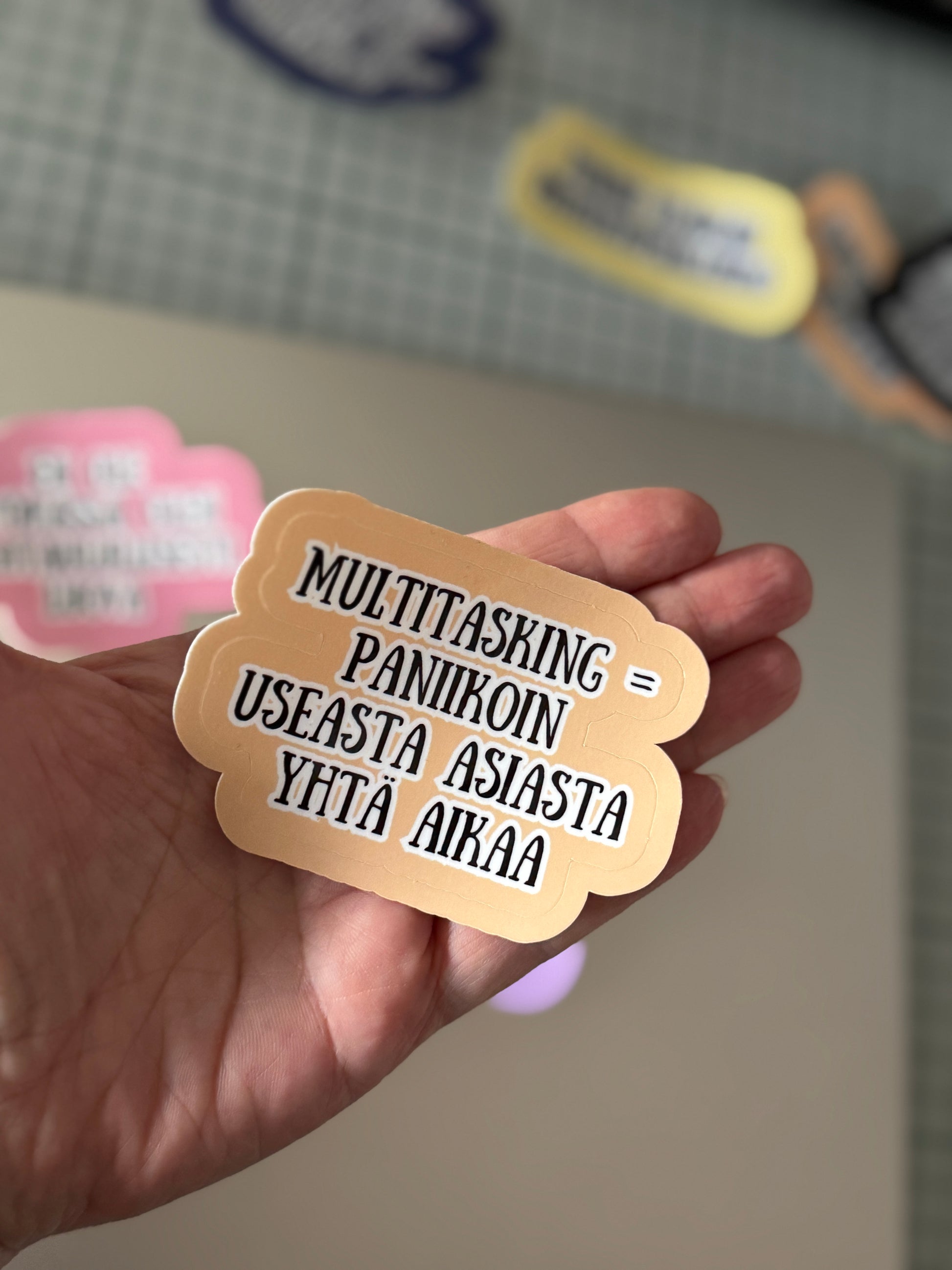 Kestävä ja humoristinen vinyylitarra aikuisille tekstillä Multitasking = Panikoin useasta asiasta yhtä aikaa 