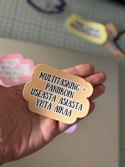 Kestävä ja humoristinen vinyylitarra aikuisille tekstillä Multitasking = Panikoin useasta asiasta yhtä aikaa 