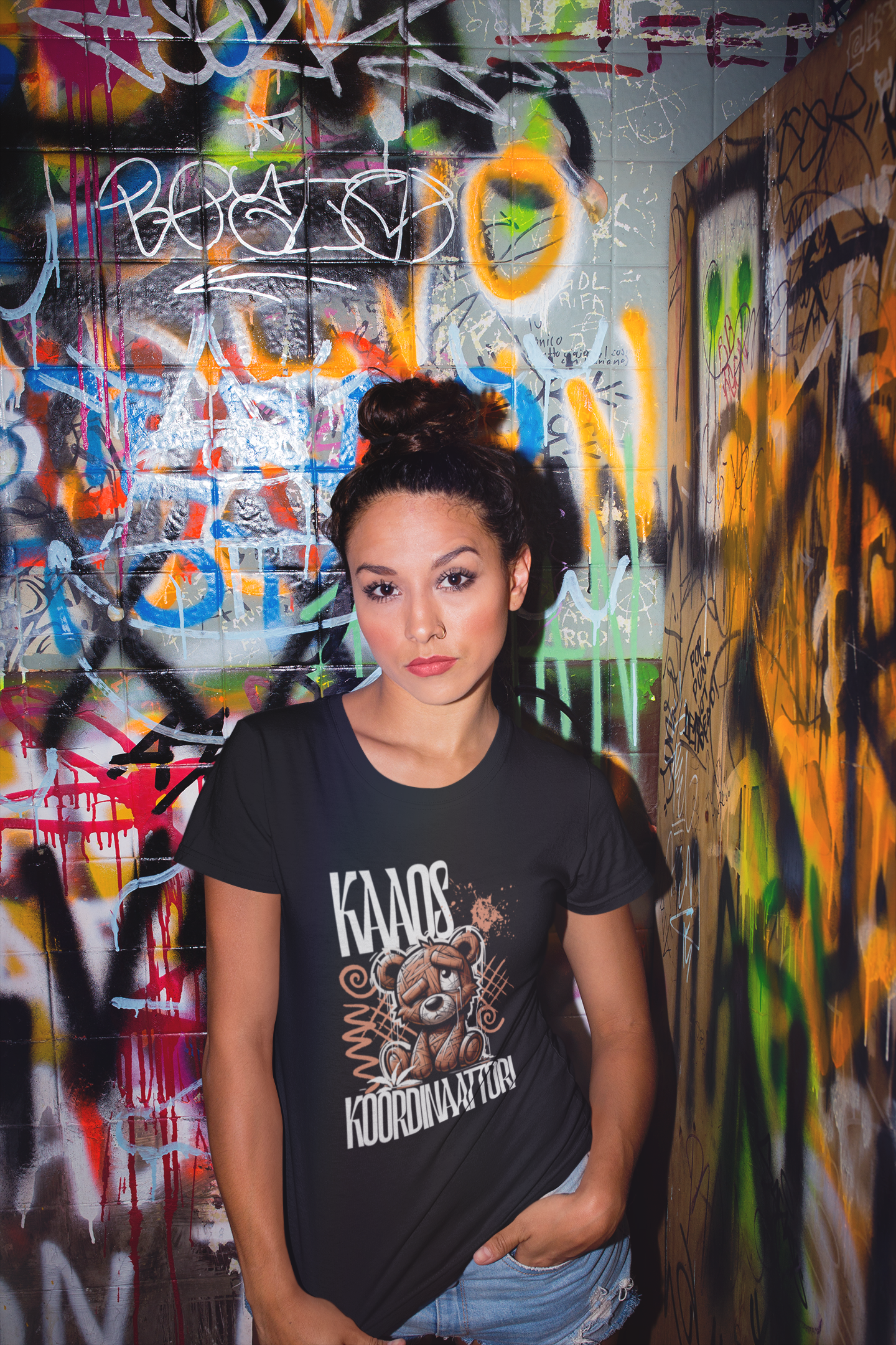 Sarkastinen Kaaorkoordinaattori-paita käytössä, musta puuvillapaita, ironinen tyyli